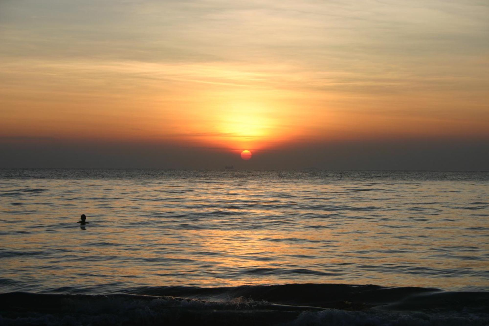 Sukorn Andaman Beach Resort Ko Sukon Exteriör bild