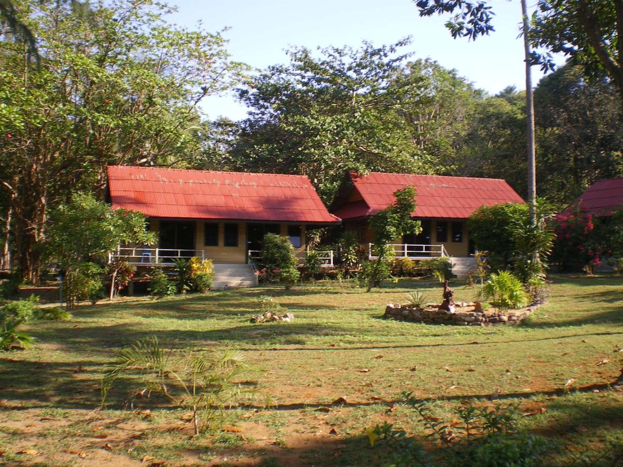 Sukorn Andaman Beach Resort Ko Sukon Exteriör bild