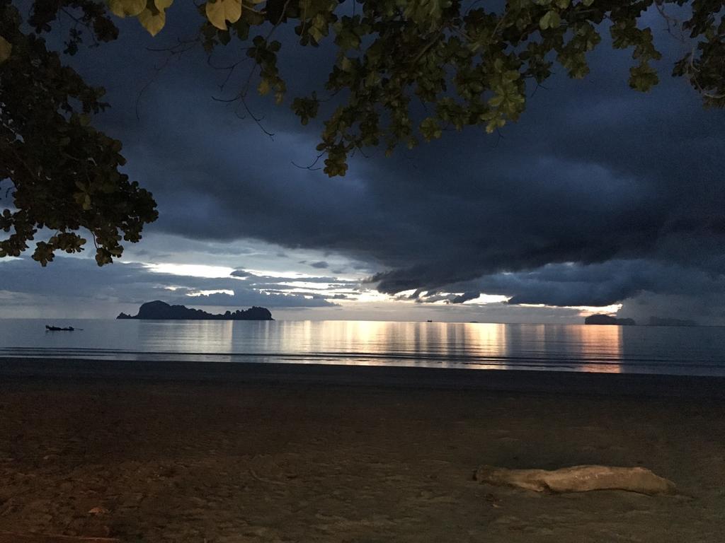 Sukorn Andaman Beach Resort Ko Sukon Exteriör bild