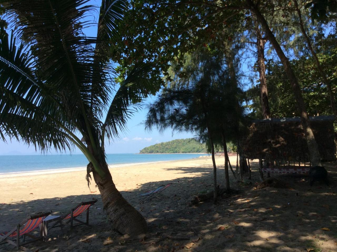 Sukorn Andaman Beach Resort Ko Sukon Exteriör bild